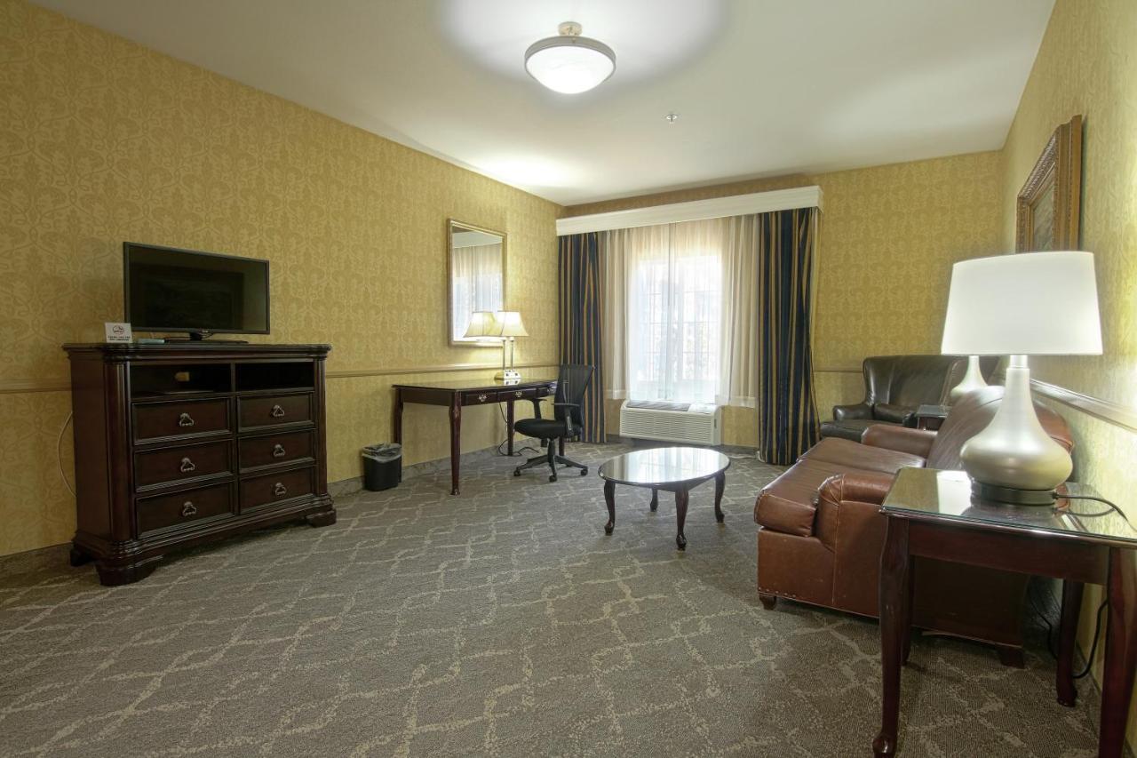 Azure Hotel&Suites Ontario Trademark Collection By Wyndham Exterior photo